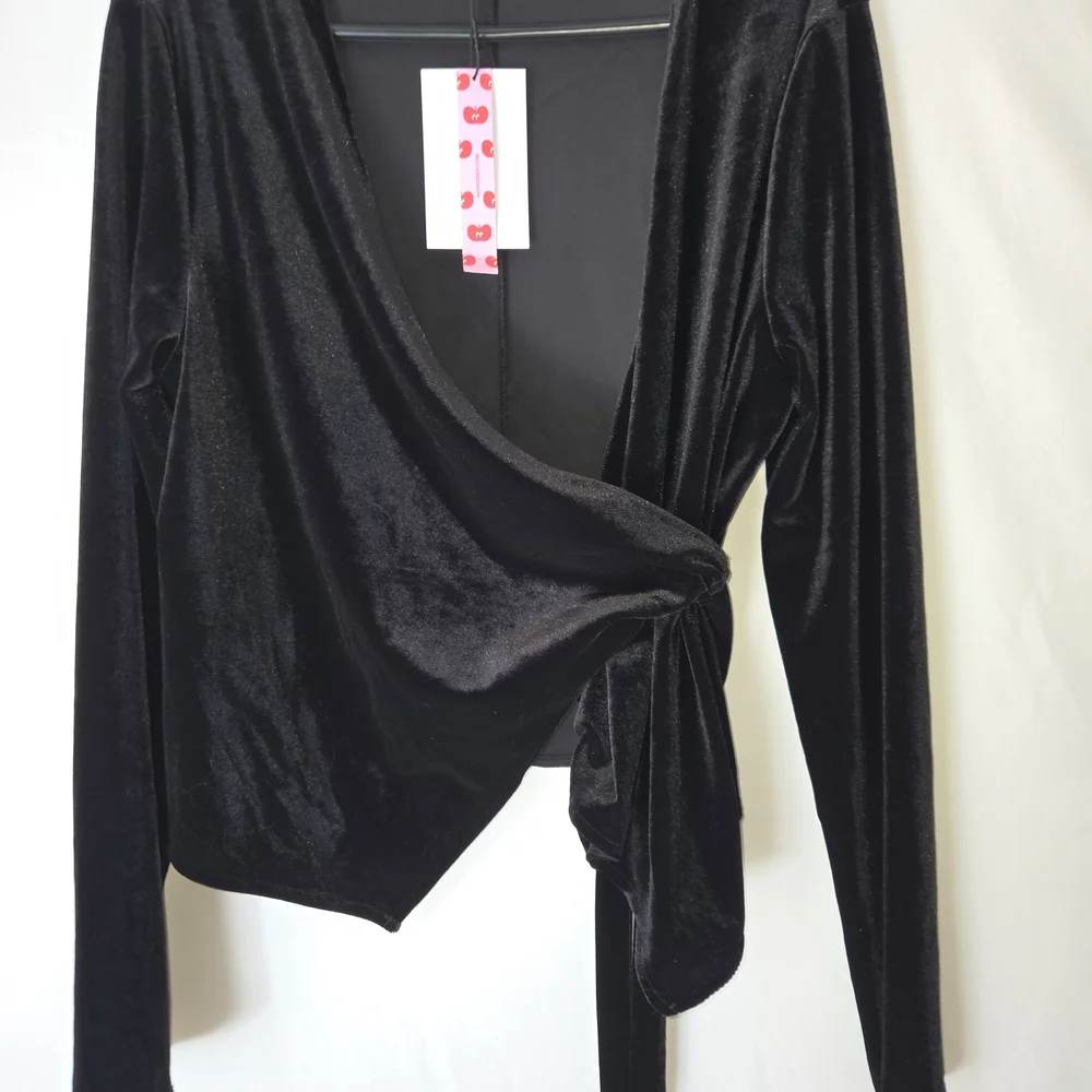 Cider Luxe Black Velvet Blazer with Tie Detail - Picture 5 of 6